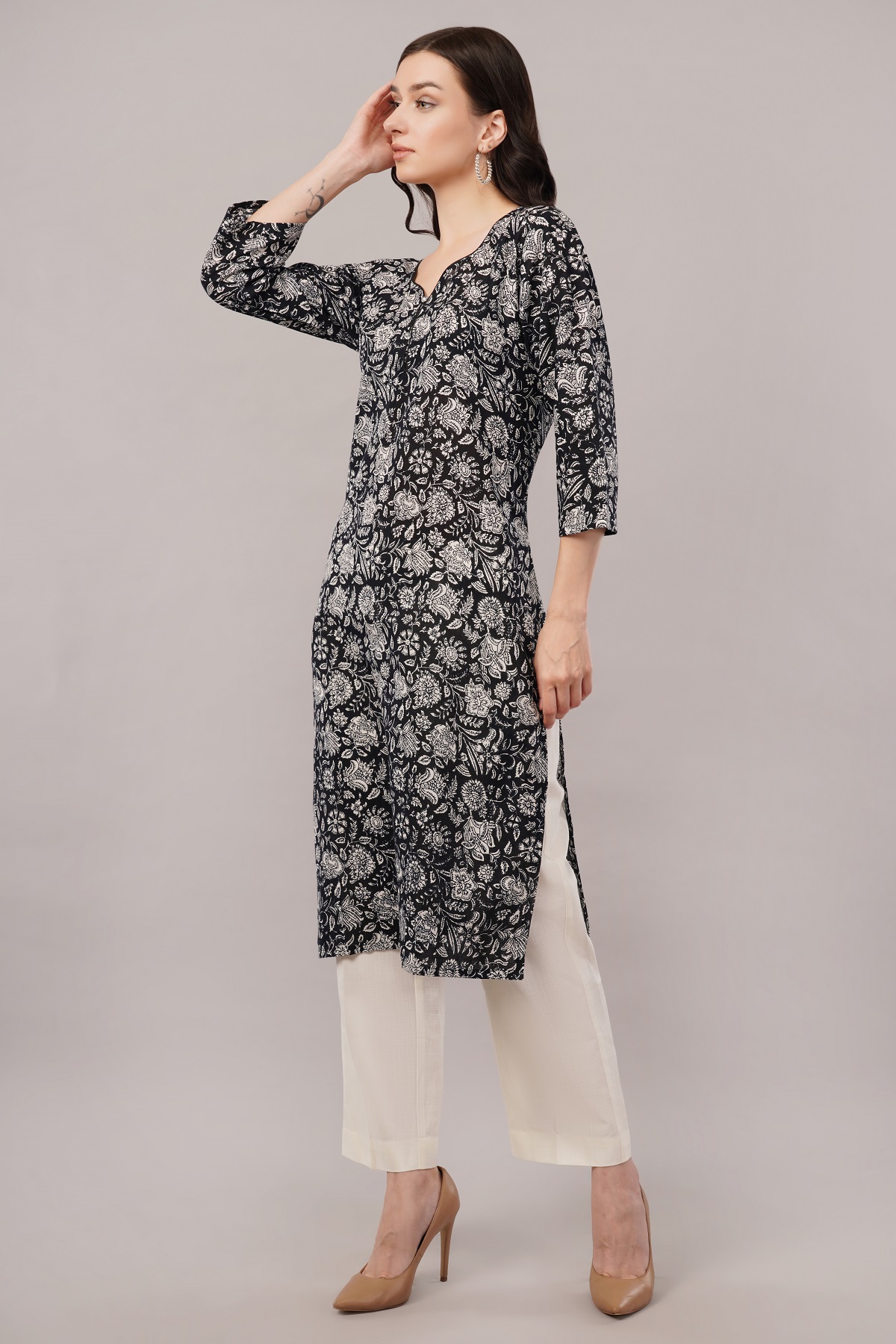 Elegant Floral Cotton Kurta, 3/4 Sleeve, Black and White Elegant Floral Cotton Kurta, 3/4 Sleeve, Black and White